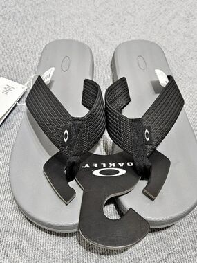 Oakley Ventura Flip Flop Black & Gray Sandals